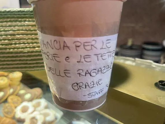 Cartello sessista in una caffetteria del centro di Padova: scoppia la polemica