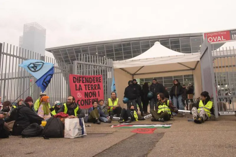 Blitz degli ecovandali a Torino, bloccato il Salone della difesa. FdI: "Distaccati dalla realtà"