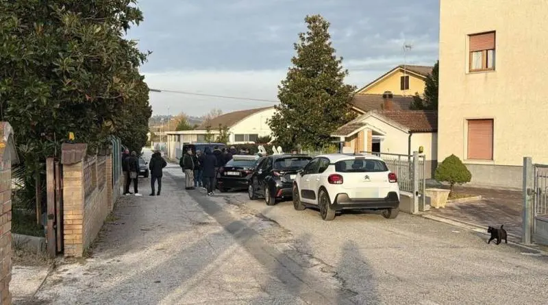 Ancona, donna picchiata a morte in casa. Ipotesi femminicidio