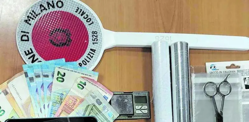 Pusher lancia la batteria di un monopattino contro vigile: in manette