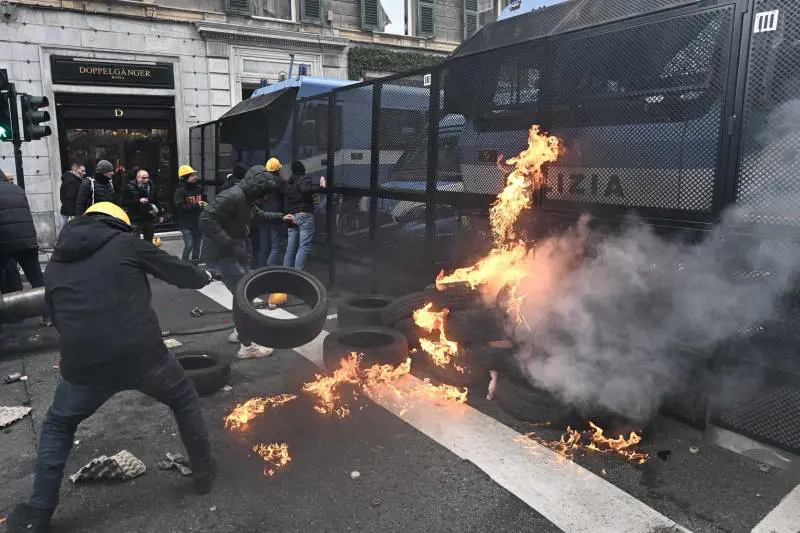 Cavi d'acciaio e trattori contro la polizia: violenza preannunciata al corteo dei metalmeccanici