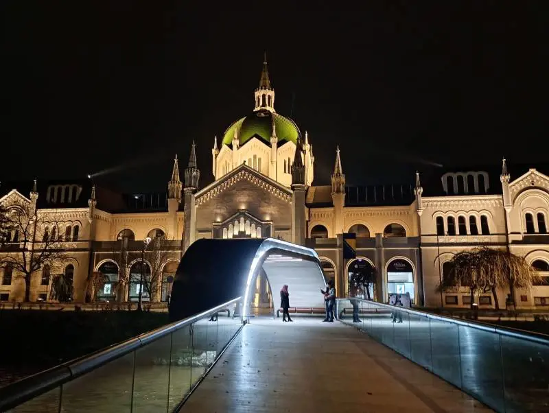 L'Accademia delle Belle Arti di Sarajevo e il ponte Festina lente