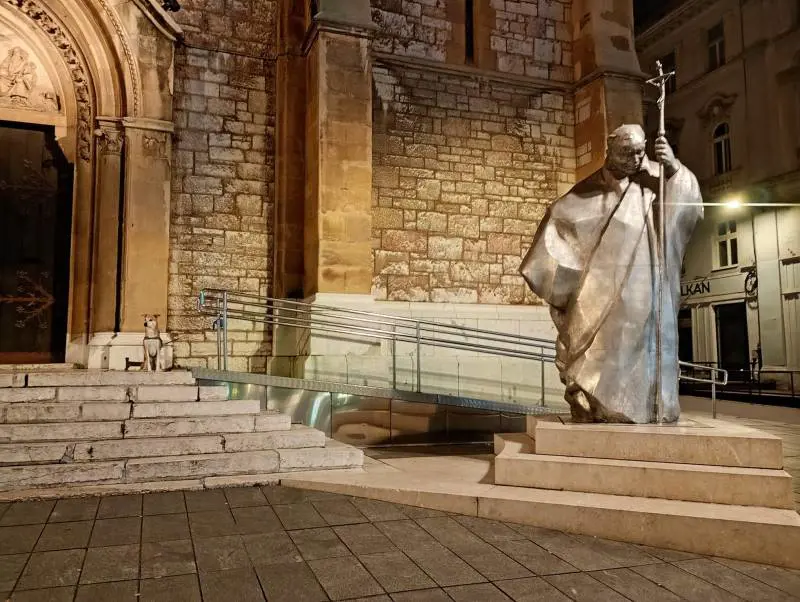 La statua di Papa Giovanni Paolo II a Sarajevo