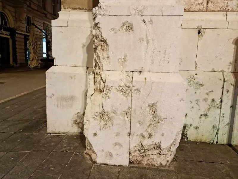 Segni della guerra degli anni Novanta sulla cattedrale del Sacro Cuore a Sarajevo