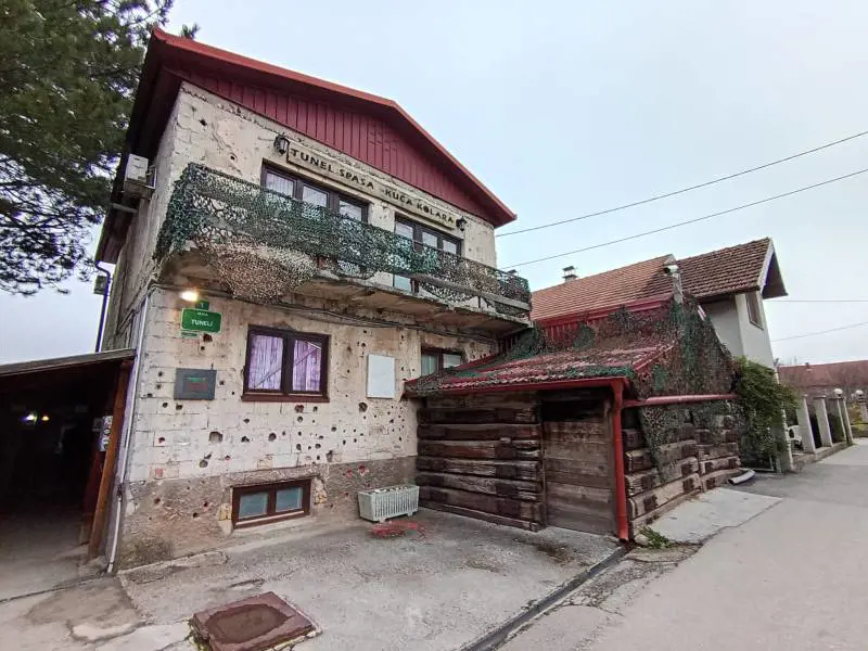 L'edificio dal quale cominciava il "Tunnel della Speranza"