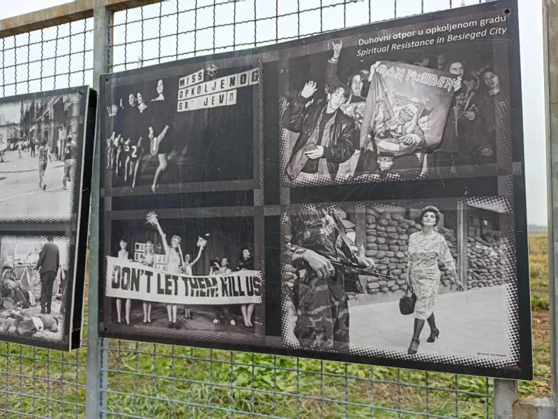 Alcune delle immagini simbolo dell'assedio di Sarajevo esposte presso il "Tunnel della Speranza"