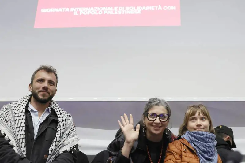 La pasionaria etno-chic dall'osanna al crucifige. La parabola "stilosa" della santa in kefiah