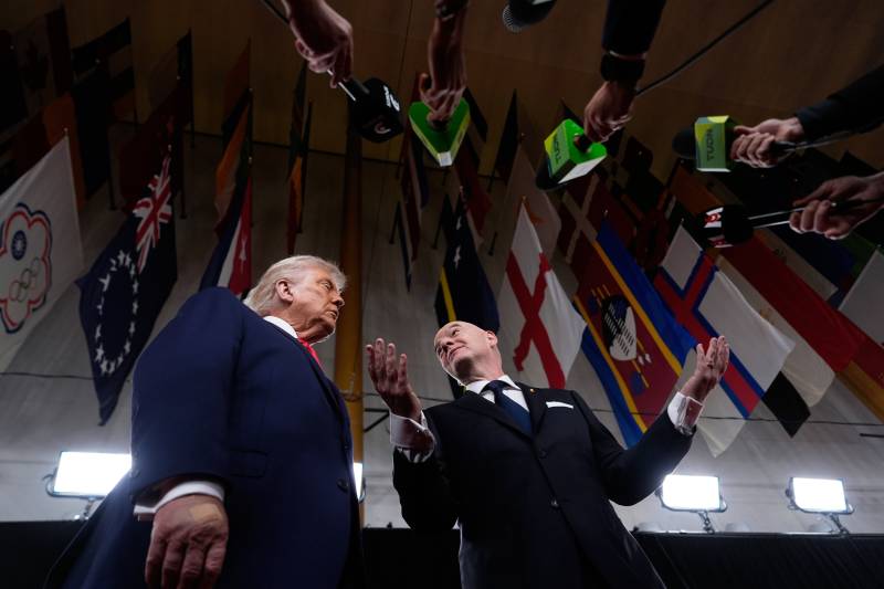 Sorteggio mondiale Trump Infantino palco