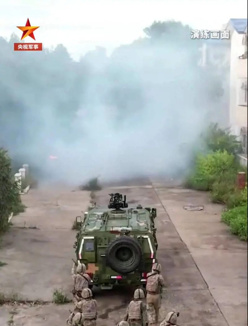 Veicoli blindati e barricate in fiamme, Pechino scatena la guerriglia urbana: cosa c'è dietro al segnale 