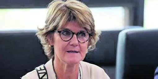 "Mia figlia mai in quel posto". E la rettrice viene linciata