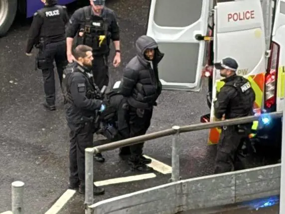 Assalto all'aeroporto di Heathrow, un fermato e traffico in tilt: cosa è successo