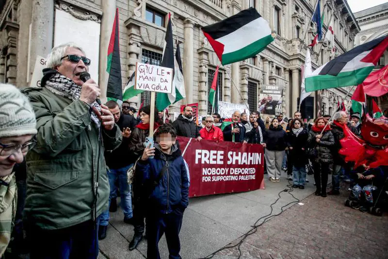 "Free Shahin". Il presidio pro Pal in piazza Scala