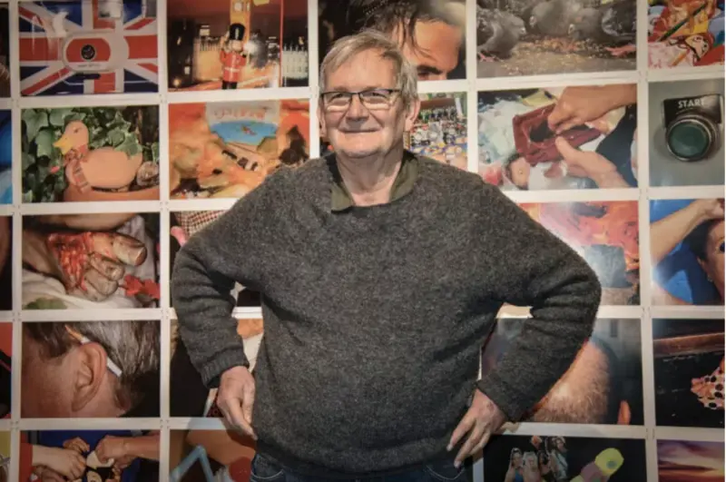 Addio a Martin Parr, il fotografo che ha rivoluzionato il modo di osservare il quotidiano
