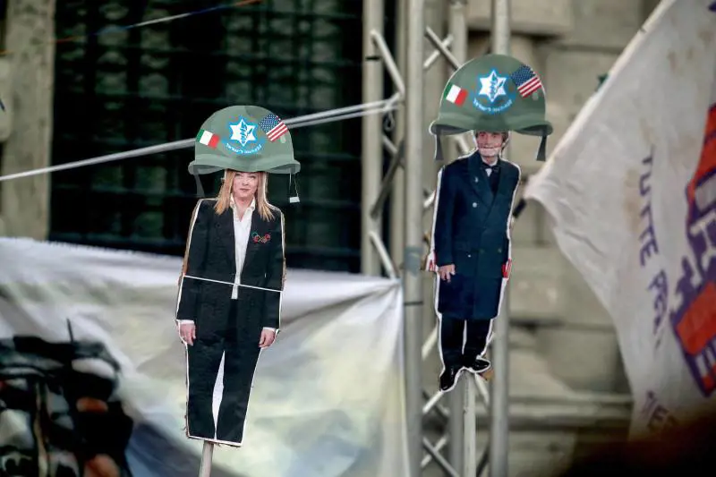 Slogan e preghiera islamica, poi  i cori per Ramy: "Carabinieri assassini". L'odio pro Pal alla Scala