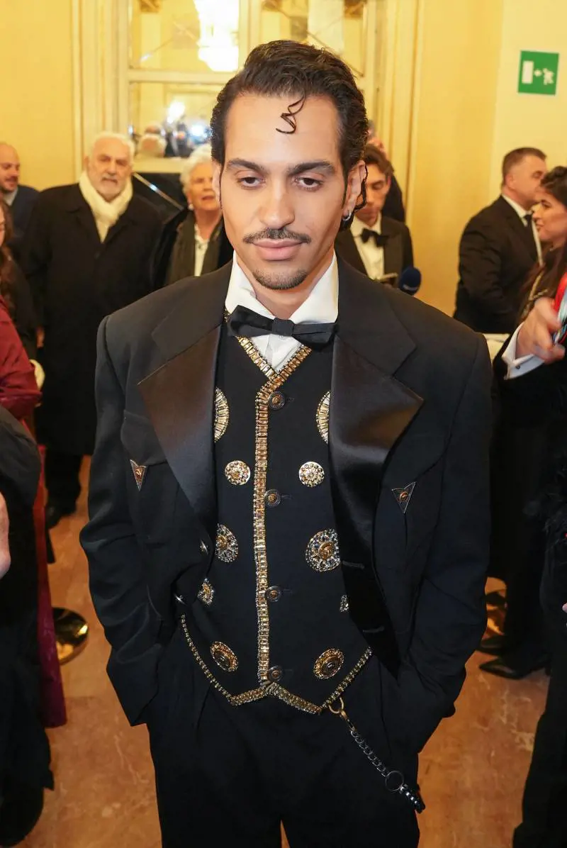 Mahmood "sotto choc", Barbara Berlusconi in Armani. I vip promuovono l'opera