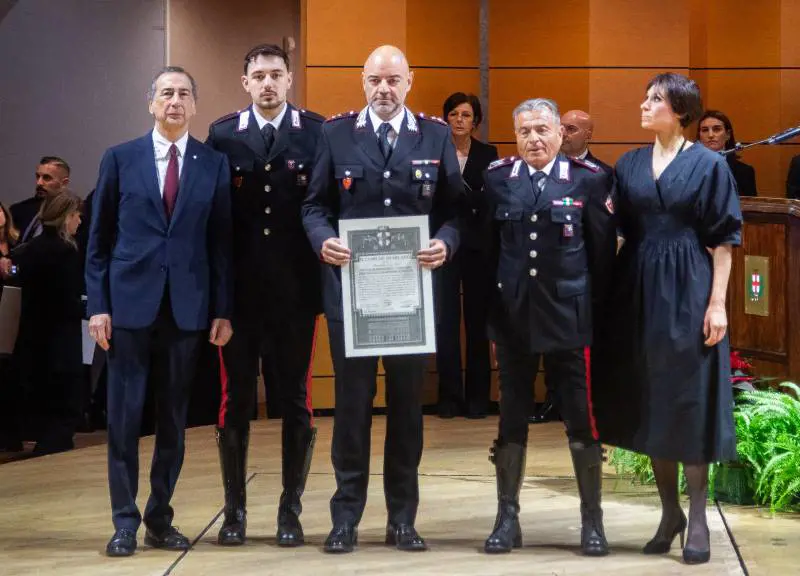 Ovazioni per l'agente eroe e show contro i carabinieri