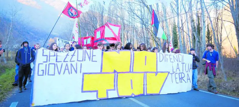 Agente ferito, la firma di Askatasuna