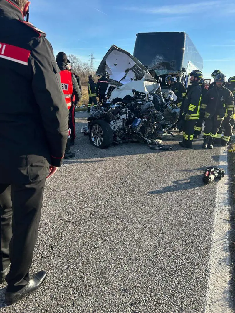 Scontro tra un'auto e una corriera: un morto e alcuni studenti feriti