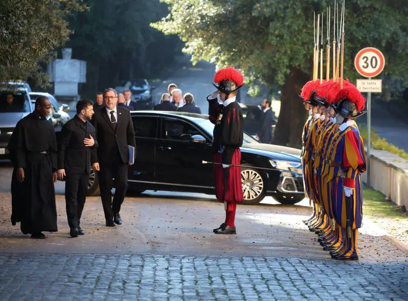 Zelensky arriva a Castel Gandolfo: le foto