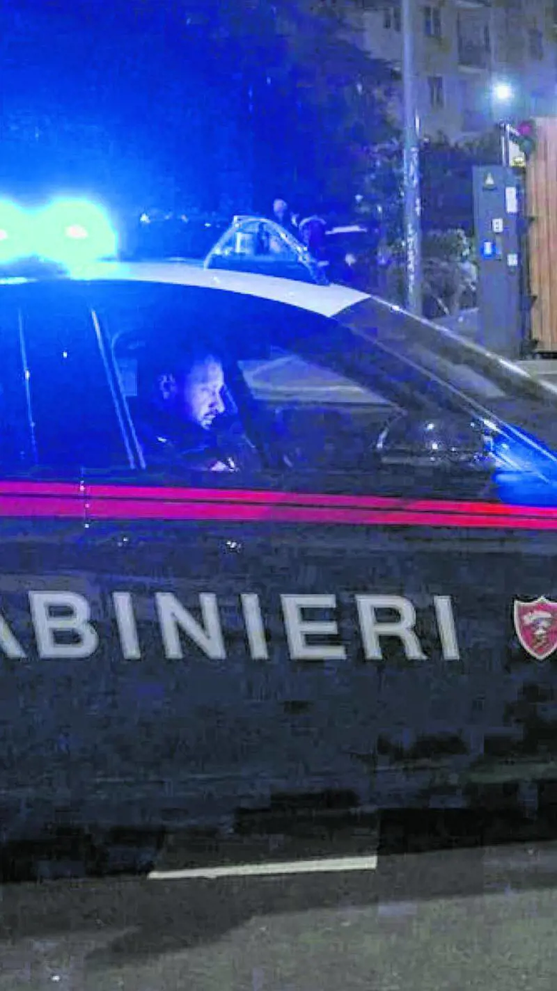 Trovata morta in casa: l'asciugamano sul volto e la serratura sparita