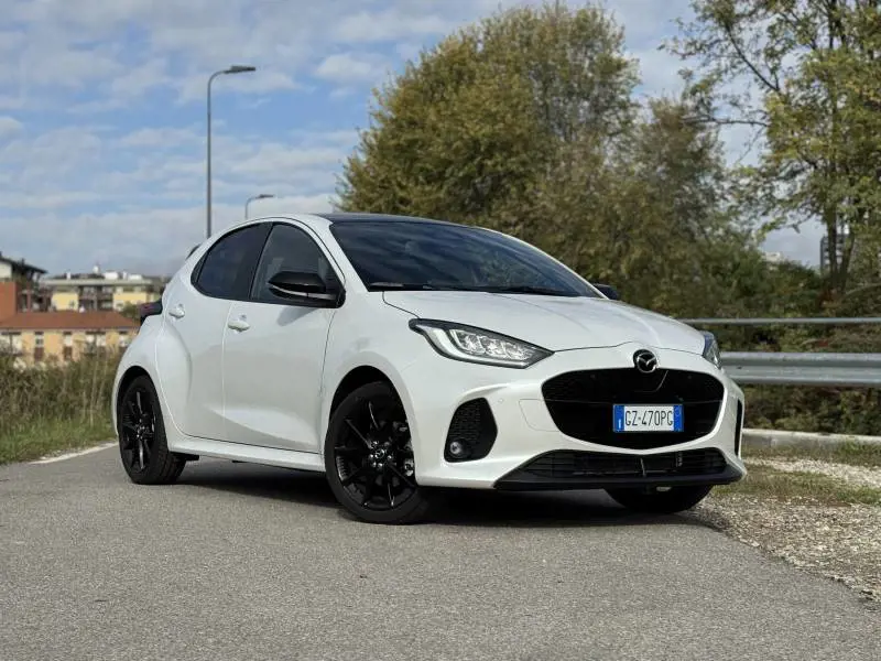 Mazda 2 Hybrid 2025: consuma pochissimo, ma non costa poco