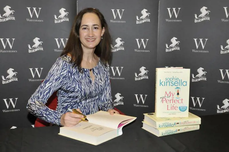 Addio a Sophie Kinsella: la scrittrice di "I love shopping" è morta a 56 anni