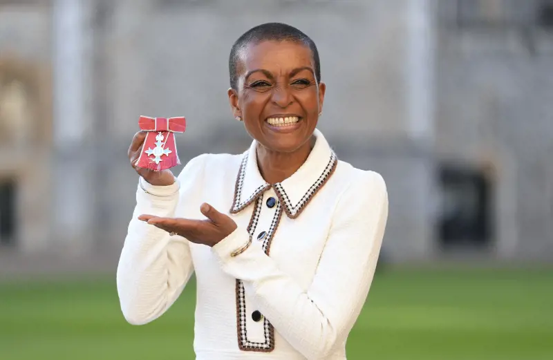 Critica l'incoronazione di Re Carlo ma poi prende l'onorificenza: bufera sulla star di Bridgerton