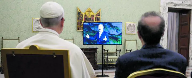 Adesso Benigni si affida a San Pietro. Il "piccolo diavolo" rinuncia alla politica