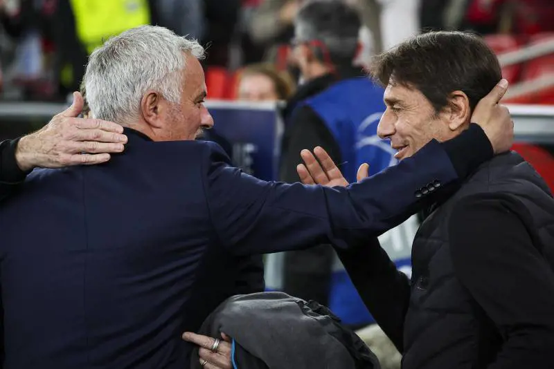 Mourinho toglie il sorriso a Conte: prima l’abbraccio, poi gli fa 2 gol