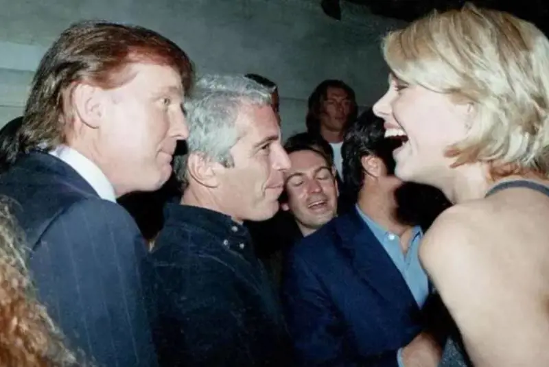 Dem all'attacco, pubblicate nuove foto di Trump con Epstein