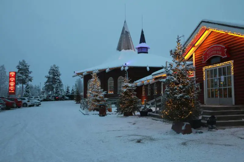 L'esercito della Nato circonda il villaggio di Babbo Natale: cosa è successo