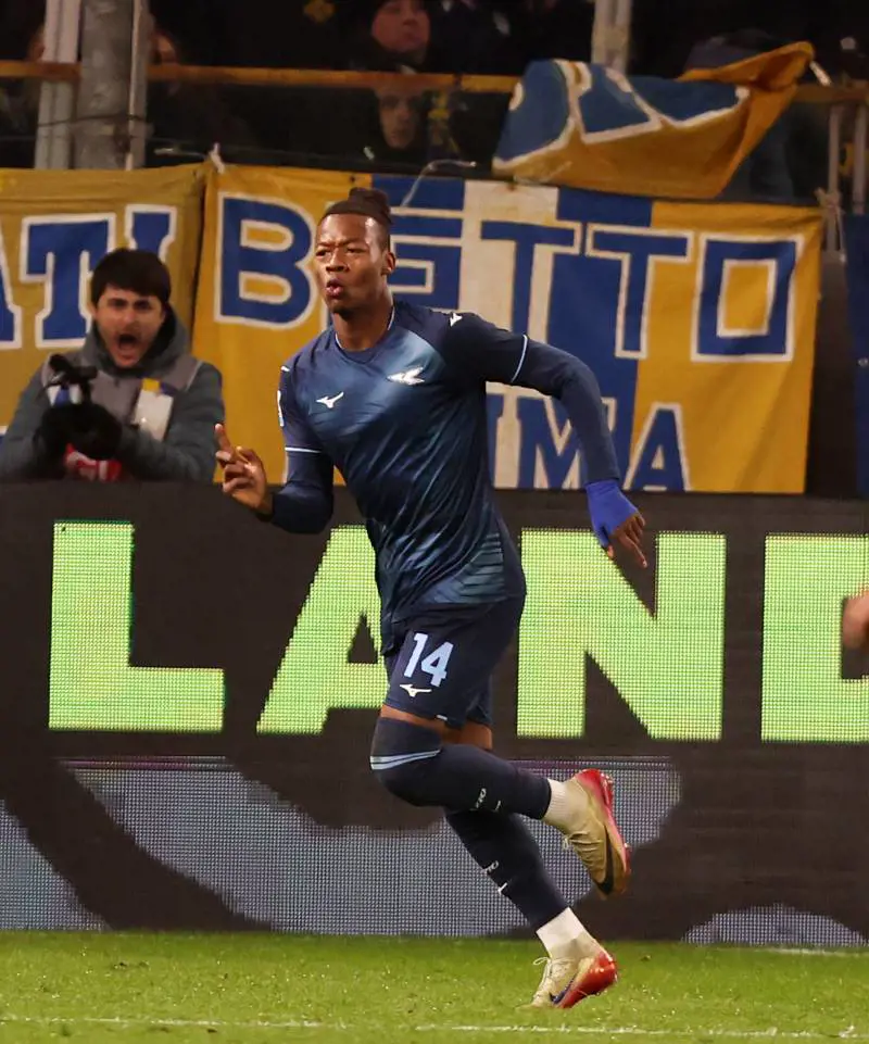 La Lazio fa l'impresa e passa a Parma in nove uomini: decide un gol di Noslin