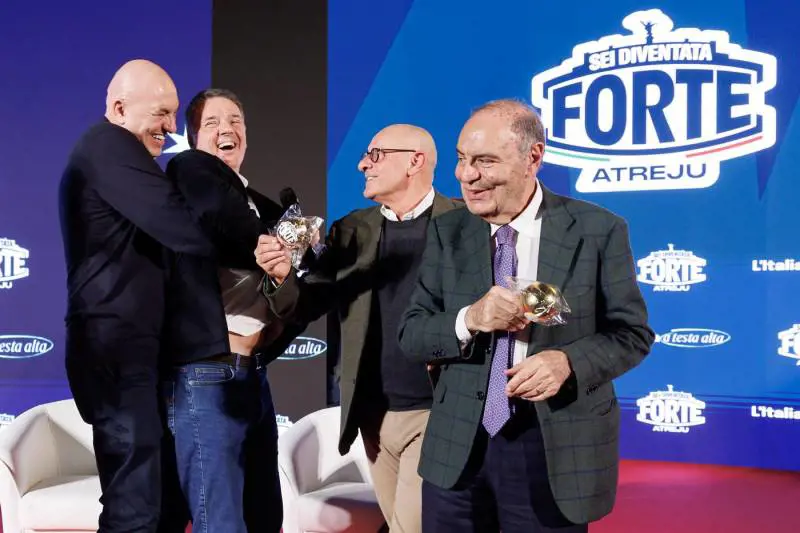 Lo show di Atreju tra liti, abbracci e battute. Renzi fa il mattatore, Valditara tira dritto