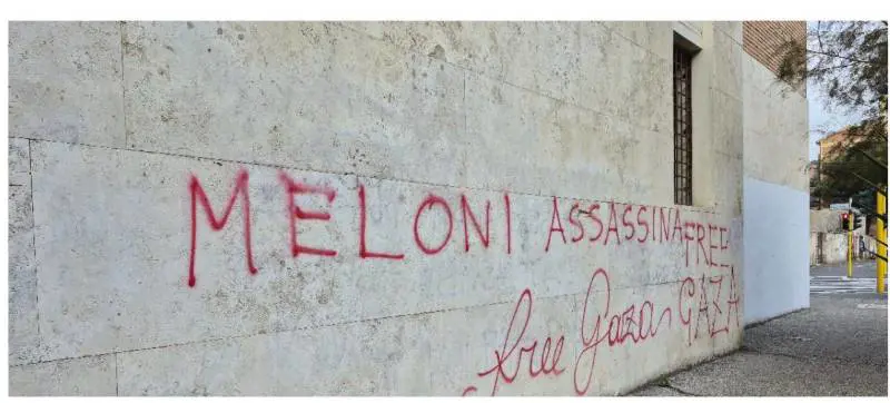 "Meloni assassina". Violenza pro Pal sul muro della scuola
