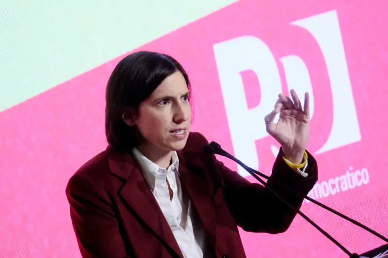 "Non siamo una kermesse". Schlein apre l'assemblea Pd e sfida Meloni (e le correnti dem)