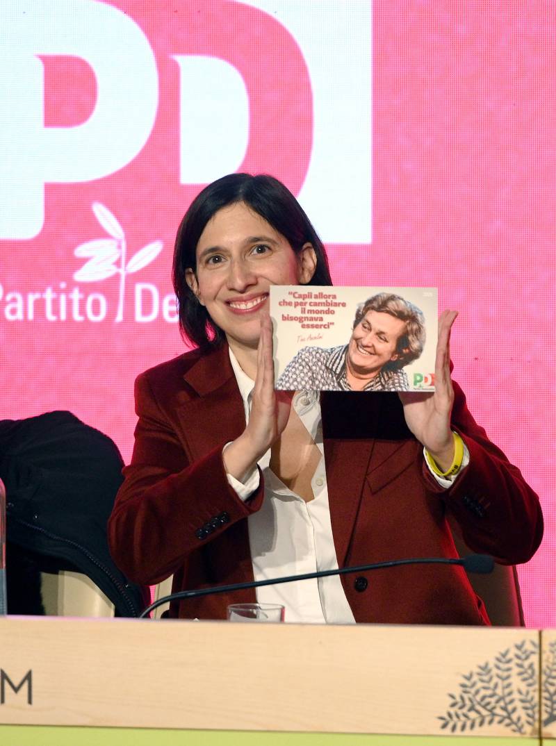 Elly Schein mostra la tessera del Pd che raffigura Tina Anselmi