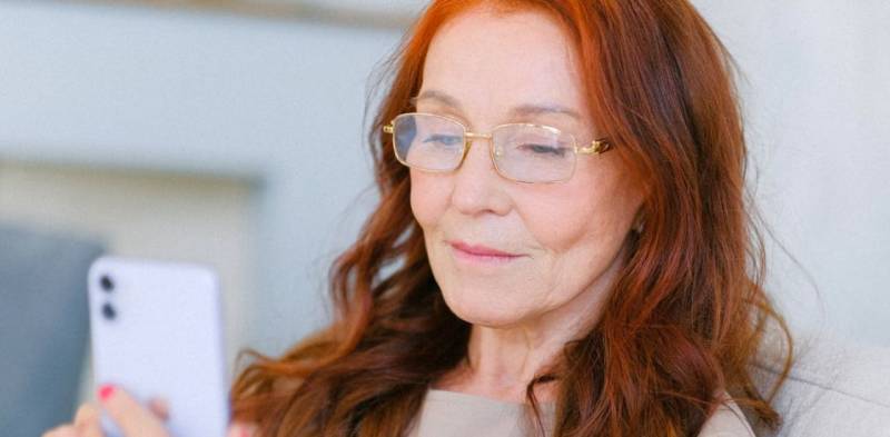 Taglio lungo donna con occhiali