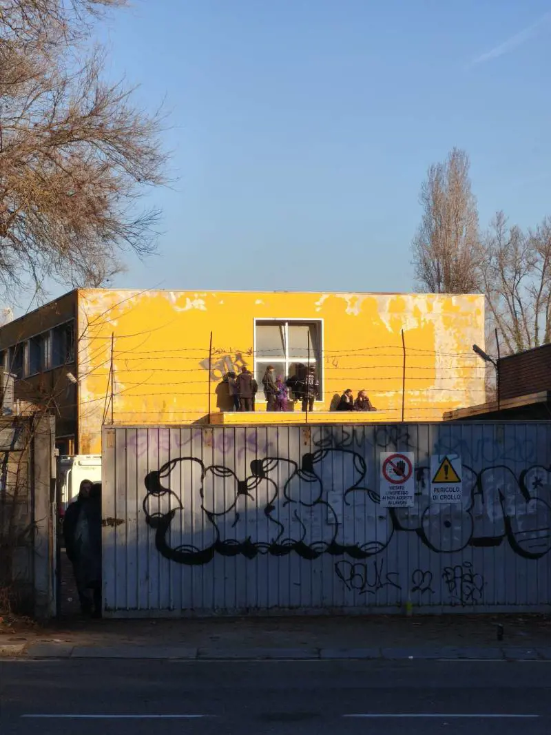 Bologna, prima occupazione abusiva del 2026: ex caserma presa d’assalto dai centri sociali