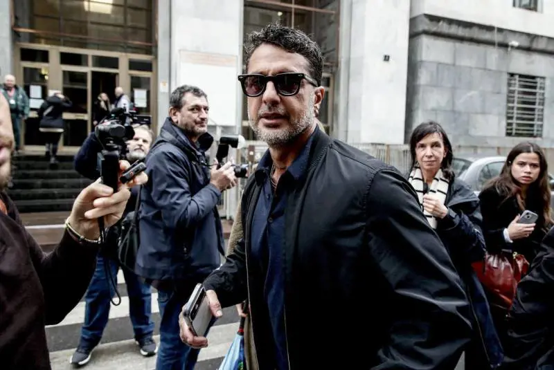 Fabrizio Corona davanti al tribunale di Milano