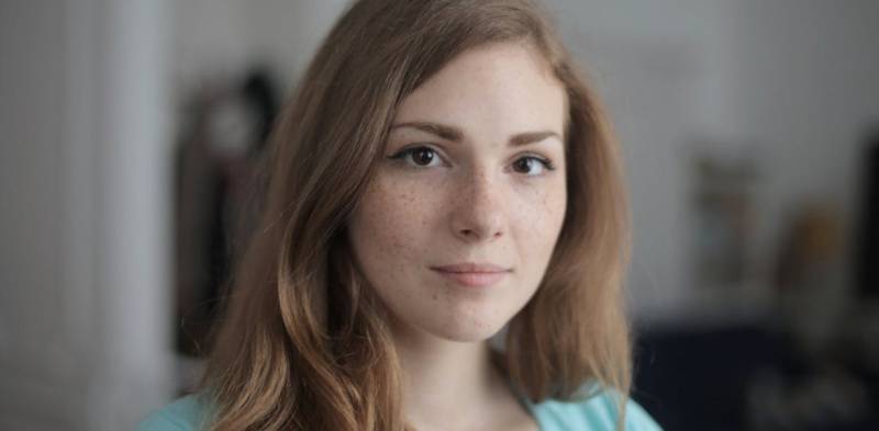 Donna con la pelle giovane del viso