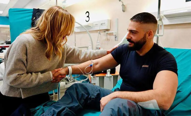 Il blitz della Meloni dagli agenti feriti. "Italia al vostro fianco. Le toghe non esitino"