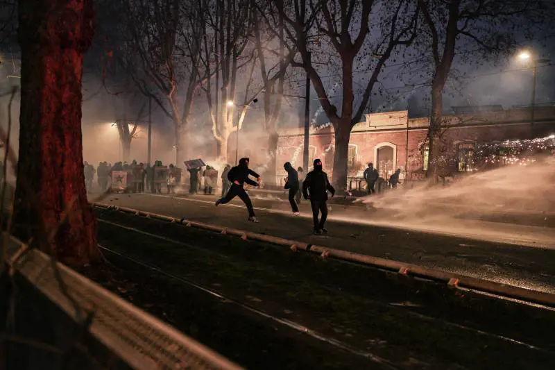 In Italia la polizia ha le mani legate. Ma negli altri Paesi non funziona così