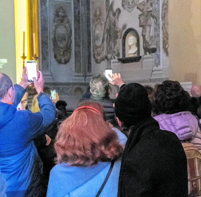 Tutti in coda per l'angelo sosia di Meloni