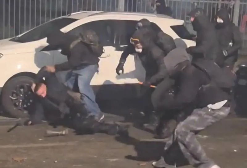 Incensurato, cameriere e anarchico: chi è Angelo Simionato, in carcere per l’aggressione al poliziotto