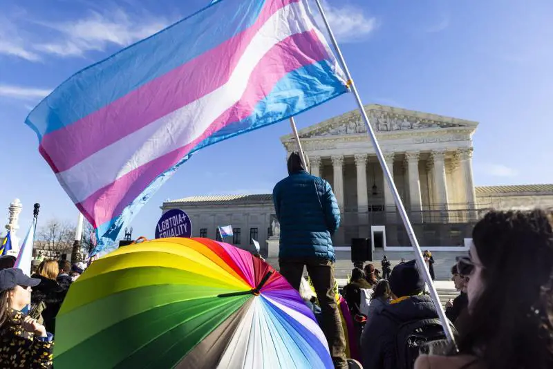 Storica vittoria contro il woke: risarcita una ragazza operata a 16 anni per diventare maschio