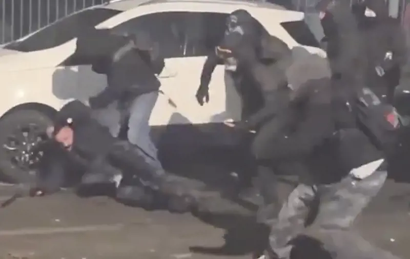 Un solo colpo di pistola, “radere al suolo Askatasuna” e Meloni: quindi, oggi… 