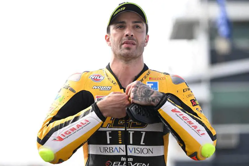 Andrea Iannone e i sex toys sul letto: la foto viene rimossa ma ormai polemica - il Giornale Andrea Iannone e i sex toys sul letto: la foto viene rimossa ma ormai polemica - il Giornale