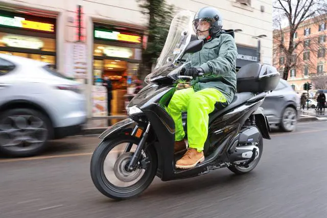 Nuovo Honda SH 150, Roma sotto la pioggia: la città come banco di prova ...
