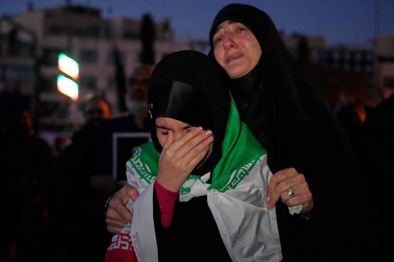 Lacrime per la morte di Khamenei