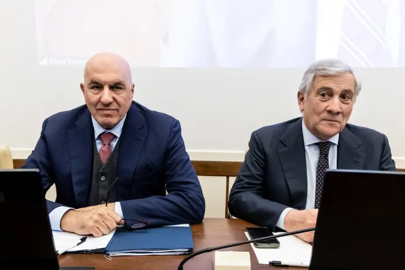Italia divisa pure in guerra: attacchi a Tajani e Crosetto. Il ministro: "Ho sbagliato"
